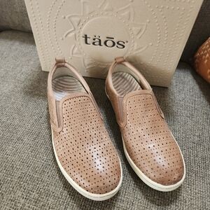 Taos Tan Perforated Leather Slip On Shoes Size 8 Comfort Casual Walking Flats